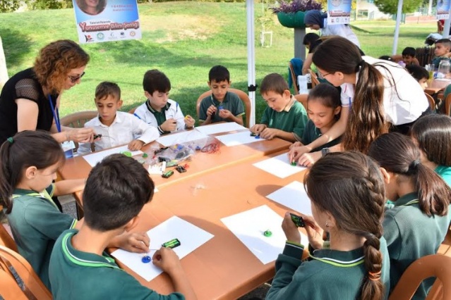 Manisa Büyükşehir Belediyesi ile Yunusemre İlçe Milli Eğitim Müdürlüğü’nün katkılarıyla TÜBİTAK tarafından desteklenen Yunus’un Diyarında Yunusemre Bilim Şenliği Atatürk Kent Park’ta düzenlendi. Şenliğin kapanış törenine Manisa Büyükşehir Belediyesi Genel Sekreter Yardımcısı Ulaş Aydın, Yunusemre Belediye Başkan Yardımcısı Mehmet Mesut Doğan, İlçe Milli Eğitim Müdürü Yıldıray Demirtaş, Kültür ve Sosyal İşler Dairesi Başkanı Meliha Çavuşoğlu Kılınçlar, birim ve okul müdürleri, öğretmenler, öğrenciler ile Manisalı yurttaşlar katıldı.