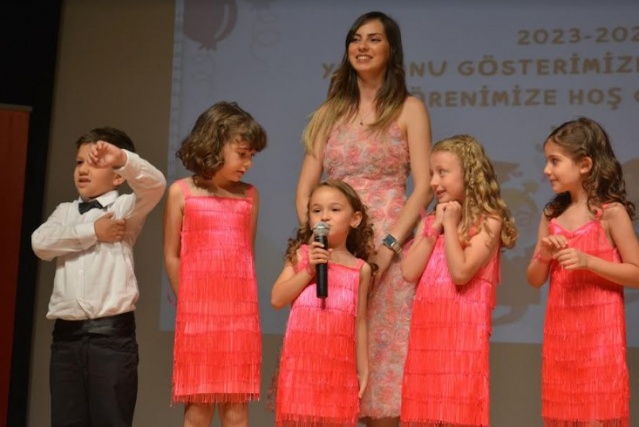 Etkinlik kapsamında anaokulu öğrencileri şiirler okuyarak hazırladıkları dans gösterilerini sergilediler. Gerçekleştirilen bayrak devir teslim törenin ardından minik Egeliler, keplerini fırlatarak mezuniyet coşkusunu doyasıya yaşadılar.