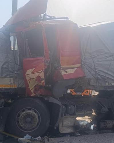  Kula ilçesinde bir TIR, aynı yönde ilerleyen başka bir TIR'a çarptı. Kazada 1 kişi yaralandı ve İzmir-Ankara yolundaki trafik bir süre şehir merkezinden yönlendirildi.