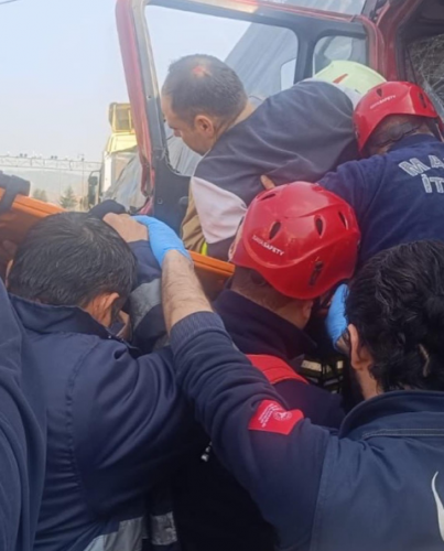 İtfaiyenin çalışması sonucu sıkıştığı yerden çıkarılan H. A., Kula Devlet Hastanesi'ne kaldırıldı. Yaralının hayati tehlikesinin bulunmadığı bildirildi.
Kaza sebebiyle İzmir-Ankara D300 karayolunun Uşak yönü trafiğe kapandı. Trafik akışı, kaza yapan araçların yoldan kaldırılmasının ardından normale dönerek şehir merkezinden sağlandı. Kazayla ilgili soruşturma sürüyor.