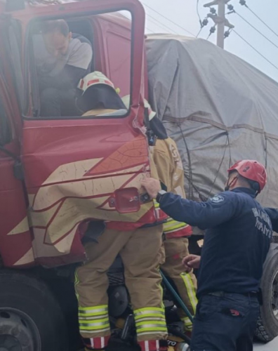 Kaza, saat 15.00 sularında İzmir-Ankara  karayolu Kula İçe Jandarma Komutanlığı kavşağında gerçekleşti. Gelen bilgilere göre, İzmir yönünden Uşak'a doğru giden H. A. yönetimindeki 35 NKU ..  plakalı TIR, aynı yönde ilerleyen ve trafik ışıklarına yaklaşınca hız kesen Talip Sakar'ın kullandığı 35 AEN ... plakalı TIR'a arkadan çarptı.