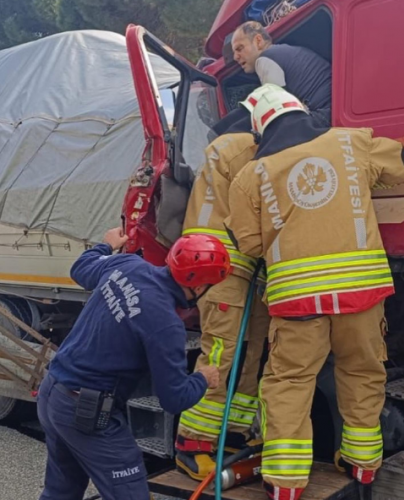 Çarpma sonucu 35 NKU .. plakalı TIR sürücüsü H. A., TIR'da sıkışarak yaralandı.
Kazayı görenlerin ihbarıyla olay yerine ambulans, itfaiye ve polis ekipleri sevk edildi. Manisa Büyükşehir Belediyesi Kula İtfaiye Amirliği ekipleri olay yerine hızla gelerek, TIR kabininde sıkışan yaralıya müdahale etti.