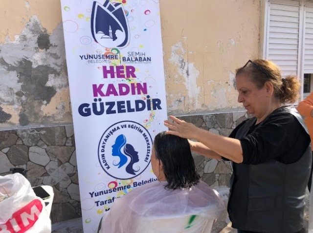 Sosyal belediyecilik hizmetlerini sürdüren Yunusemre Belediyesi, çalışmalarıyla takdir topluyor. Yunusemre Belediye Başkanı Semih Balaban’ın eşi Serap Balaban tarafından başlatılan ve ilçede yaşayan kadınların önemli bir ihtiyacını gideren ‘Her Kadın Güzeldir Projesi tüm hızıyla devam ediyor.