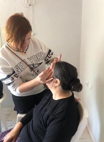 Kadınlardan yoğun ilgi gören projenin bu haftaki durağı Yayla ve Kışla Mahallesi oldu. Etkinliğe Yunusemre Belediye Başkanı Semih Balaban’ın eşi Serap Balaban, Yunusemre Belediyesi Kadın ve Aile Hizmetleri Müdürü Şaver Yüksel, Kadın Dayanışma ve Eğitim Merkezi Koordinatörü Burçin Umut Doğru, belediye personeli, gönüllüler, kursiyerler ve bölgede yaşayan kadınlar katıldı. Kuaförlük hizmetine ulaşmakta güçlük çeken kadınlar için gerçekleştirilen proje kapsamında her hafta ilçenin belirli mahallelerinde kuaförlük hizmeti verilmeye devam edecek.