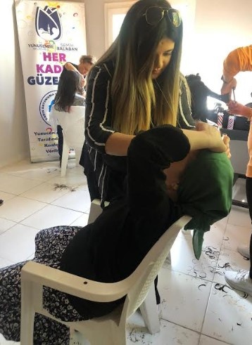 ‘Her Kadın Güzeldir Projesi tüm hızıyla devam ediyor. Yunusemre Belediye Başkanı Semih Balaban’ın eşi Serap Balaban öncülüğünde başlatılan projenin bu haftaki durağı Yayla ve Kışla Mahallesi oldu.