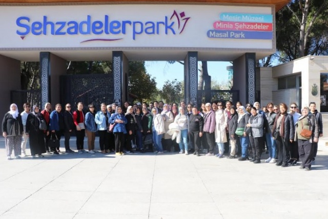 Hayatımda Belki de İlk Defa Bu Kadar Eğlendim
Çok eğlendiğini belirten Huriye Şimşek, ”bugün şarkılar söyledik dans ettik çok eğlendik hatta hayatım boyunca belki de ilk defa bu kadar eğlendim çok mutluyum Ferdi Zeyrek’e çok teşekkür ediyorum iyi ki bizim başkanımız” diye söyledi.