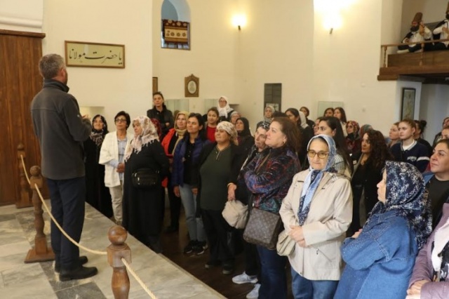 Kafileye Sultan Camii’nin ve Tıp Tarihi Müzesi’nin tarihteki yerine ilişkin bilgi verildi. Daha sonra Mimar Sinan’ın Ege Bölgesi’ndeki tek eseri olma özelliğini taşıyan Muradiye Camii ziyaret edildi. Sarıgöllü kadınlar, Manisa manzarasını izleme imkânı sunan Mevlevihane ve Manisa’da bulunan çeşitli eserlerin maketlerinin yer aldığı Şehzadeler Park’ı da gezdi. Öğle yemeğinin ardından Süreyya Tabiat Parkı’nda kadınlara limonata ikram edildi. Kafile hem sonbaharın tadını çıkarırken hem de müzik eşliğinde dans ederek keyifli zaman geçirdi. Daha sonra Osmanlı Müzesi ziyaret edildi. Manisa Büyükşehir Belediyesi bünyesinde halka hizmet veren Çanakkale Şehitleri Anıtı ve Atatürk Sergi Salonu’nun ziyaret edilmesinin ardından gezi programı sona erdi.