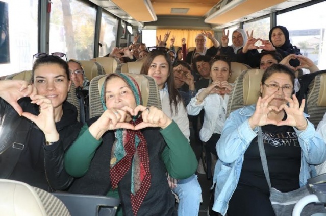 Manisa Büyükşehir Belediyesi’nin merkeze uzak ilçelerde yaşayan kadınların şehrin tarihini daha yakından tanımalarını sağlamak ve kadınların sosyal hayata katılımını arttırmak için hayata geçirdiği ‘Adım Adım Manisa’ projesi hız kesmeden devam ediyor. Bu kapsamda 61 kişilik kadın kafilesi, kent merkezinde ağırlandı. Sarıgöl’den gelen kafileyi, Büyükşehir görevlileri Hanımlar Aile Çay Bahçesi’nde karşıladı. Kahvaltı ikramının ardından Tıp Tarihi Müzesi’ne ve Uluslararası Mesir Macunu Festivali’ne ev sahipliği yapan Hafsa Sultan Camii’ne gidildi.