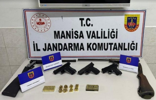 Manisa İli Akhisar ilçesi Karabörklü Mahallesinde 22.07.2024 günü Akhisar İlçe Jandarma Komutanlığı Asayiş ekipleri ile Akhisar Jandarma Suç Araştırma Timinin (JASAT) müşterek operasyonu sonucunda İ.O(E/1981) isimli şahsın ikametinde ve aracında;

● 2 adet 9 mm çapında ruhsatsız tabanca
● 1 adet 7.65 mm çapında ruhsatsız tabanca
● 75 adet 9 mm çapında fişek
● 84 adet 7.65 mm çapında fişek
● 2 adet ruhsatsız tek kırma av tüfeği  ele geçirilmiştir.
Şüpheli Savcılık talimatıyla gözaltına alınarak, adli tahkikata başlanmıştır.