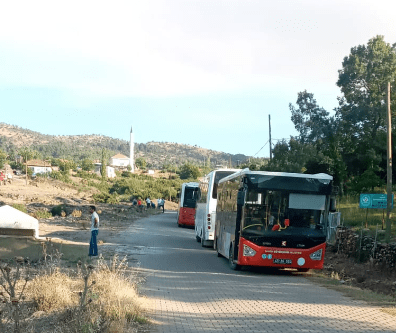 Bazı köyler tahliye edilme kararı alındı. Manisa Büyükşehir Belediyesine ait otobüsler tahliye için hazır bekletiliyor.