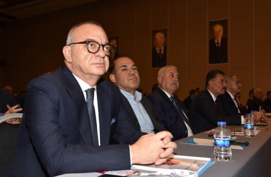 MHP Genel Merkezi tarafından Antalya’da düzenlenen İl Başkanları-Belediye Başkanları Ortak Toplantısı, MHP Genel Başkanı Devlet Bahçeli tarafından gerçekleştirilen kapanış konuşmasıyla sona erdi. Açıkladıkları adaylara başarılar dileyen Bahçeli, “İlanını yaptığımız adaylarımız şevkle ve inanmışlıkla sahadadır” dedi.

MHP Genel Merkezi tarafından Antalya Belek Sueno Otel’de düzenlenen İl Başkanları-Belediye Başkanları Ortak Toplantısı’nın kapanış oturumu, MHP Genel Başkanı Devlet Bahçeli’nin konuşmasıyla gerçekleşti. Manisa’yı temsilen İl Başkanı Erkan Öztürk, Manisa Büyükşehir Belediye Başkanı Cengiz Ergün, Turgutlu Belediye Başkanı Turgay Şirin, Salihli Belediye Başkanı Zeki Kayda, Alaşehir Belediye Başkanı Ali Uçak, Sarıgöl Belediye Başkanı Necati Selçuk, Selendi Belediye Başkanı Yasin Dumlupınar ve Kula Belediye Başkanı Hüseyin Tosun’un yer aldığı toplantıda, MHP Lideri Devlet Bahçeli partililere seslendi.
“Üretken belediyeciliğin hakkını verdiniz”
İl başkanları ve belediye başkanlarına seslenen MHP Genel Başkanı Devlet Bahçeli, “1960’dan sonra yapılan Mahalli İdareler Seçimlerinin 12’ncisini 31 Mart 2019’da gerçekleştireceğiz. Bu seçimlerde çok çalışacağız. Cumhur İttifakı’nın toplam oyunun 24 Haziran’ın gerisine düşmemesi için elimizden gelen çalışmayı göstereceğiz. İlanını yaptığımız adaylarımız şevkle ve inanmışlıkla sahadadır. Henüz belediye başkan adayı belli olmayan belde, ilçe, il ve büyükşehirlerle ilgili çalışmalarımız da sürmektedir. Biliniz ki, sizlere sonuna kadar güveniyorum. Bugüne kadar yerel yönetimlerde partimizin marka olmasına, imrenilecek seviyelere gelmesinde, vatandaşlarımızın takdirini kazanmasında büyük emekleriniz ve hizmetleriniz geçti. Üretken Belediyeciliğin hakkını layıkıyla verdiniz. Hepinizi tebrik ediyorum” dedi.
“Cenab-ı Allah mahcup etmesin”
Aynı heves, aynı heyecan, aynı azim ve aynı kararlılıkla yola devam edilmesini isteyen Bahçeli, “Yozlaştırıcı, yıpratıcı telkin ve tesirlere karşı, fikir istikrarını, hayat biçimini ve çalışma çizgisini ısrarla sürdürebilecek yalın, ilkeli ve düzgün bir özel hayata sahip olmaya dikkat ediniz. Günlük hayatın ve dış tesirlerin yıkıcı etkisini süzecek ve ülküdaşlarımızın etkilenmelerini önleyecek koruyuculuğa sahip olunuz. Ülkücü mesuliyetinin gereği olarak kişisel ihtiraslarını terk etmiş bir ruhi arınmışlığa, temelini Türk kültürü ve İslam inancının oluşturduğu, eşref-i mahlukat olan insana ve insaniyete saygıyı ve hizmeti esas alan manevi olgunluğa, şehirlerinizde lazım olan mücadeleyi sürdürebilecek sabır, azim, sükûnet, kararlılık, alçak gönüllülük, fedakârlık, cesaret gibi çok özel hasletlere sahip olmanızı temenni ediyor hepinize üstün başarılar diliyorum. Cenab-ı Allah çıkmış olduğumuz yolda bizleri mahcup etmesin niyazıyla sizleri saygılarımla selamlıyorum” diye konuştu.