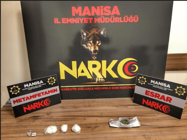 Manisa Son Haber- Manisa İl Emniyet Müdürlüğümüz Narkotik Suçlarla Mücadele Şube Müdürlüğü ve İstihbarat Şube Müdürlüğü görevlilerince uyuşturucu veya uyarıcı madde ticareti yapan, nakleden ve kullanan şahıslara yönelik yapılan çalışmalar kapsamında Şehzadeler ilçesinde durdurulan bir araçta yapılan aramada;
- *5 parça halinde 53,74 Metamfetamin maddesi,*
- *15,06 gram Esrar maddesi* ele geçirilmiştir.
Konuyla ilgili *4 şüpheli şahıs* yakalanmış, 21.12.2021 günü uyuşturucu veya uyarıcı madde imal ve ticareti yapmak suçundan adli makamlara sevk edilen *1 şüpheli şahıs tutuklanmıştır*.

Manisa halkının huzur ve güvenliği için Manisa Emniyet Müdürlüğü olarak suç ve suçlularla mücadelemiz aralıksız devam edecektir.