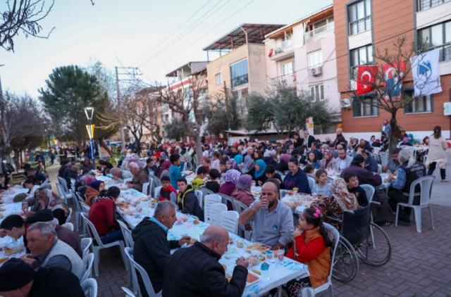 Ramazan ayının dayanışma ruhunu güçlendirmek amacıyla farklı mahallelerde iftar sofrası kuran Yunusemre Belediyesi, bu kez Barbaros Mahallesi’ndeydi. Mahallede gerçekleştirilen iftar yemeğinde Yunusemre Belediye Başkanı Semih Balaban da vatandaşlarla birlikte iftar yaptı.