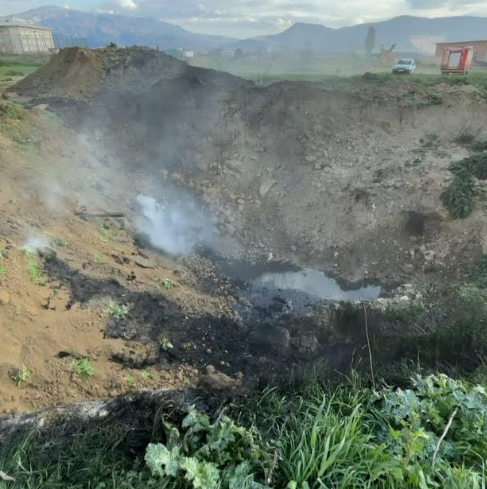 Taviz yok, Cezai Yaptırım Uygulanıyor!

Manisa Büyükşehir Belediyesi İklim Değişikliği ve Sıfır Atık Dairesi Başkanlığı’na bağlı iklim zabıtası ekipleri, tarımsal alana kaçak yolla dökülen endüstriyel atıklar için harekete geçti. Jandarma ekipleriyle birlikte tespit edilerek tutanak altına alınan olayla ilgili işlem başlatılarak, durum savcılığa bildirildi
