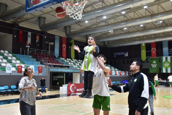 Down sendromunun bir hastalık değil, genetik farklılık olduğunu vurgulayan ziyarette, down sendromlu bireyler basketbol oynadı. Isınma hareketlerinden pas çalışmalarına kadar pek çok bölümde yer alan misafirler, basketbol dolu dakikalar geçirdi. Oyuncular ve antrenörler tarafından büyük bir sevgiyle karşılanan gençler, antrenman sonunda hatıra fotoğrafı çektirmeyi de ihmal etmedi. Etkinlik, hem sporcular hem de misafir aileleri tarafından takdirle karşılandı.