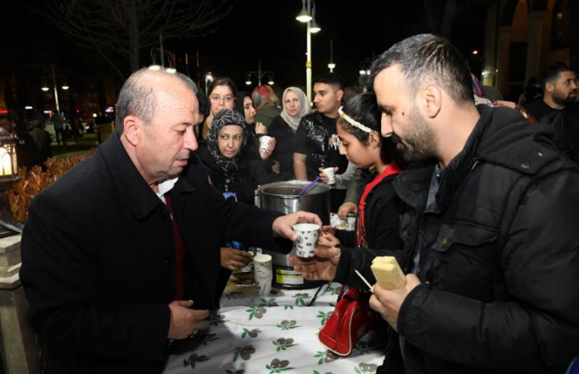 Ramazan Ayı boyunca mahallelerde kurduğu iftar sofralarıyla vatandaşları bir araya getiren Yunusemre Belediyesi, mübarek Kadir Gecesi'nde de birlik ve beraberliğin en güzel örneklerinden birini sergiledi.