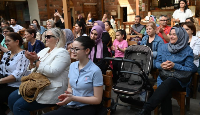 “Birlikteyiz ve Çok Güzel İşler Yapacağız”
Büyükşehir Belediyesi’nin bu alanda derneklerle yaptığı çalışmalara gönüllü olarak katıldığını Nurcan Zeyrek de “Bir dönem alerjiye bağlı olarak glütensiz beslendim, ne kadar zor olduğunu biliyorum. Özellikle çocuklar için çok hassas bir konu. Yakınlarıyla birlikte çölyak hastaları için grup terapileri düzenleyebiliriz. Birlikteyiz ve çok güzel işler yapacağız. Her zaman yanınızda olmak için çalışacağım” dedi.