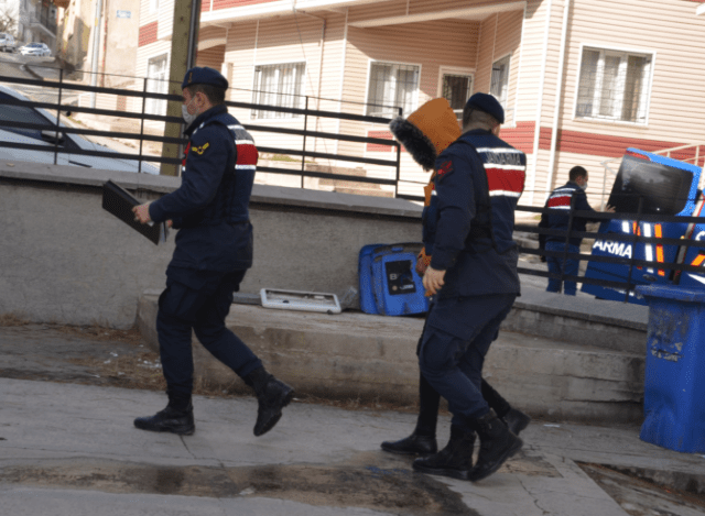 Jandarmanın vakit kaybetmeden her bir detay üzerinde  yaptığı etkili değerlendirme ile komşu il ve ilçelerle yürütülen koordineli çalışma neticesinde hırsızlık olayını gerçekleştiren 4 şüpheli şahıs saklandıkları yerde kıskıvrak yakalanarak çalınan malzemelerle birlikte  ele geçirildi.