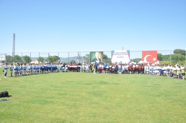 . U11 yaş (2014 doğumlular) kategorisinde Evrenos Kasap Emin Kaçar Futbol Altyapı Tesisleri'nde yapılan turnuvada Kuşlubahçespor birinci, Şehitlerspor ikinci, Onur 45 Spor Kulübü üçüncü, Yıldızspor 45 FK dördüncü oldu. Heyecana sahne olan turnuvada dereceye giren takımlara kupaları Yunusemre Belediyespor Kulüp Başkanvekili Yücel Taşçı, Futbol Şube Sorumlusu Metin Keleş, Futbol Altyapı Koordinatörü Ünal Taşçı ile Yunusemre Belediyesi Gençlik ve Spor Hizmetleri Müdürü Tuncay Öztürk tarafından verildi.