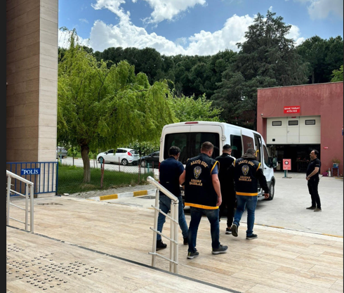 İl Emniyet Müdürlüğümüz Asayiş Şube Müdürlüğü koordinesinde ilimiz genelinde aranan şahısların yakalanmasına yönelik olarak 01.04.2024 ile 18.04.2024 tarihleri arasında yapılan çalışmalarda;

 

- İfadeye yönelik 111 şahıs,

- ⁠0-5 yıl arası hapis cezası ile 130 şahıs,

- ⁠5-10 yıl arası hapis cezası ile 7 şahıs,

- ⁠10-20 yıl arası hapis cezası ile 11 şahıs,

- 20 yıl ve üzeri hapis cezası ile 7 şahıs olmak üzere,

 

- Toplam 266 aranan şahıs yakalanmış,

 

- Sevk edildikleri adli makamlarca 155 şahıs tutuklanarak cezaevine teslim edilmiştir.

 

Yakalanan şahıslardan;

 

T.Z. isimli şahsın Nitelikli Dolandırıcılık suçundan 32 yıl,

 

O.A. isimli şahsın Hırsızlık suçundan 29 yıl 8 ay,

 

B.G. isimli şahısın Kasten Öldürme suçundan 27 yıl 11 ay,

 

H.A. isimli şahsın Yağma suçundan 27 yıl,

 

M.D. isimli şahsın Yağma suçundan 26 yıl 7 ay,

 

A.D. isimli şahsın Hırsızlık  suçundan 23 yıl, 

 

E.C. isimli şahsın Kasten Öldürme suçundan 23 yıl hapis cezası ile arandığı tespit edilerek yakalanan şahıslar cezaevine teslim edilmişlerdir.

 

Manisa Emniyet Müdürlüğü olarak suç ve suçlularla mücadelemiz aralıksız devam edecektir.