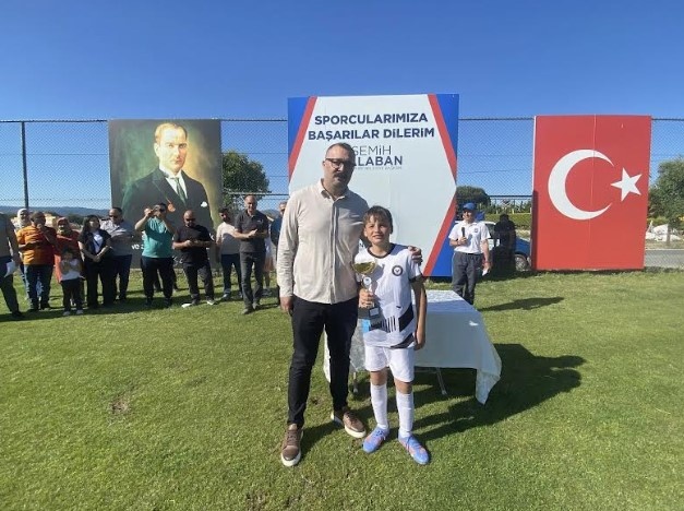 Yunusemre Belediyesi 19 Mayıs Futbol Turnuvası 16 takımın katılımıyla düzenlendi. Coşku ve heyecana sahne olan turnuvada kupalar sahiplerini buldu.