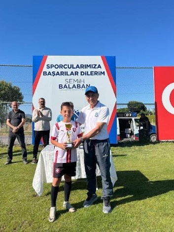 Yunusemre Belediyesi ve Yunusemre Belediyespor iş birliğiyle 19 Mayıs Atatürk'ü Anma, Gençlik ve Spor Bayramı etkinlikleri kapsamında organize edilen 19 Mayıs Futbol Turnuvası 16 takımın katılımıyla gerçekleştirildi.