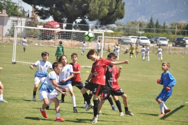 Şehrin güzide takımlarını ağırlamaktan mutluluk duyduklarını belirten Yunusemre Belediyespor Başkanı Bülent Kanik, organizasyona katılan tüm takımları tebrik ederken, emeği geçenlere de teşekkür etti.