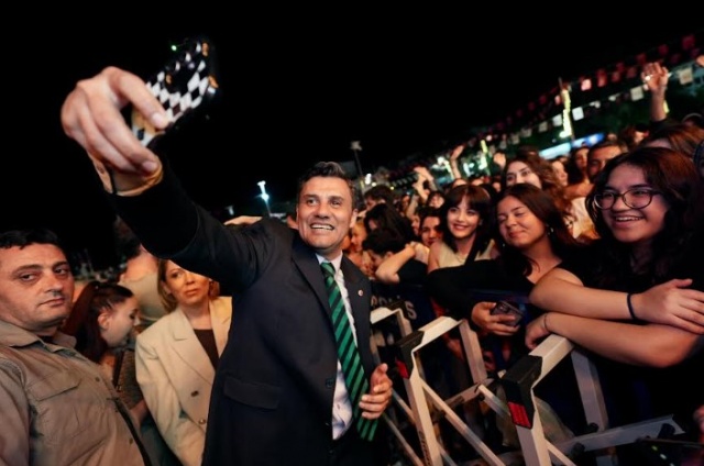 “Yüzde 54,6 ile Türkiye’de birinci Manisa Büyükşehir Belediyesi”
Geçtiğimiz günlerde bir internet sitesi tarafından belediye başkanlarına yönelik ‘Ne söz verdi, ne yaptı’ diye bir çalışma yapılarak sonuçlarının paylaşıldığını belirten Ferdi Zeyrek, “Sosyal medyada da birçok kişi görmüştür. Yüzde 54,6 ile Türkiye’de birinci Manisa Büyükşehir Belediyesi. Buna olanak sağladığınız için, bana güvenip oyunuzu verdiğiniz için hepinize binlerce kez teşekkür ediyorum. Bu yıl 485’incisini kutladığımız Uluslararası Manisa Mesir Macunu Festivali gerçekten dolu dolu geçiyor. Şehrimdeki, büyük ailem, dediğim 1,5 milyon kişinin ait olduğu, herkesin keyif aldığı, konserleriyle, sanatsal etkinleriyle, açılışlarıyla çok güzel bir festival geçiriyoruz. Bu gece Can Bonomo bizlerle. Sizler gibi ben de merakla bekliyorum. Burada gülen yüzleri, alkışlayan elleri görüyorum. Gülen yüzünüz hiç solmasın. Sizler hep mutlu olun, sizlerin mutluluğu için ben gece gündüz her zaman çalışacağım. Manisa sizlerle birlikte hak ettiği değeri görecek” diye konuştu.
