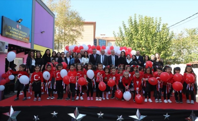 Hazırladıkları danslar, şarkılar ve gösteriler ile öğrencilerin mutlulukları yüzlerinden okunurken, performansları izleyenlerden büyük takdir topladı. Turgutlu Belediye Başkanı Çetin Akın, Başkan Yardımcıları Hüseyin Maliz, Evren Erbaş, CHP Turgutlu İlçe Başkanı Hasan Ayma, Turgutlu Belediyesi Daire Müdürleri ile birlikte merkezde hazırlanan 29 Ekim Cumhuriyet Bayramı programında öğrencileri, öğretmenleri ve aileleri yalnız bırakmadı.