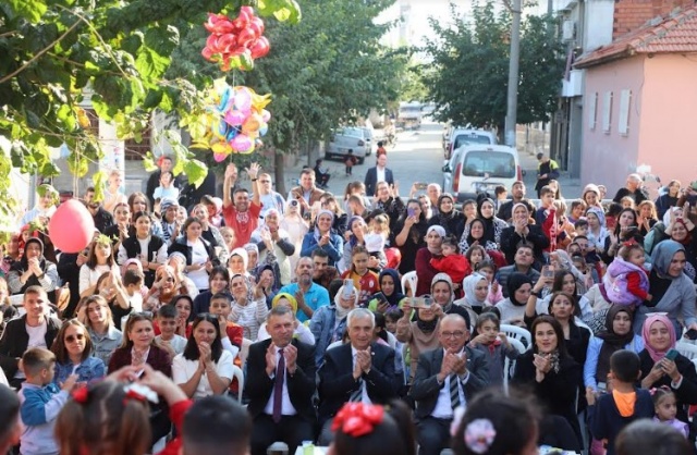 Sonrasında da kimsesizler kimsesi Cumhuriyet'i ilan ettiler. Yerel yöneticiler olarak bize bırakılan güzel vatana ve Cumhuriyetimize sahip çıkacak bekçiler yetiştirmek amacıyla siyaset yapıyoruz. Özveriyle çalışan öğretmenlerimize, Belediye personelimize ve bizlere güvenip çocuklarını emanet eden ailelerimize çok teşekkür ediyorum. Cumhuriyet Bayramı'mızın 101. yılını kutluyorum” dedi.