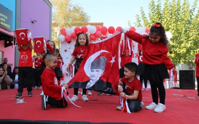 “Türkiye'de tek olduğumuz için gerçekten gurur duyuyoruz”
Turgutlu Belediye Başkanı Çetin Akın, “Biliyorsunuz ilk kreş çalışmamızı Mustafa Kemal Mahallemizde yapmıştık ve Türkiye'de örneği olmayan bir uygulamaya imza atmıştık. Örneği olmayan uygulama dememizin sebebi şu; 'Merkezlerimizde üç öğün yemeği ve okul öncesi eğitimi ücretsiz vermemiz.' Sonrasında da Albayrak Mahallemizde ikincisini yaptık. Bizlerin, yönetim kadromuzun ve partimizin en çok önemsediği konulardan bir tanesi bu uygulama. İlçemizde dezavantajlı vatandaşlarımızın yaşadığı bölgeler buraları.