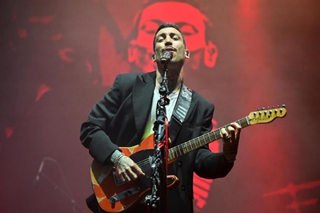 Cumhuriyet Meydanı’nda kurulan dev sahnede konser veren Bonomo, sevilen şarkılarını binlerce hayranıyla birlikte söyledi. Alanı dolduran kalabalık, Bonomo’nun enerjisine coşkuyla eşlik etti. Konseri, Manisa Büyükşehir Belediye Başkanı Mimar Ferdi Zeyrek, Nurcan Zeyrek, CHP Parti Meclisi Üyesi Ozan Işık, Yunusemre Belediye Başkanı Semih Balaban, Serap Balaban, Şehzadeler Belediye Başkanı Gülşah Durbay ile birlikte büyükşehir ve ilçe belediyelerinin bürokratları da takip etti. Konser öncesinde sahneye çıkan Başkan Ferdi Zeyrek, yaklaşık 13 ay önce yine bu meydanlarda olduğunu hatırlatarak, “Bu sahneye çıkınca şunu hatırladım, 13 ay önce yine bu meydanlardaydık. Bu meydanlarda kollarımı sıvadım. Manisa’ya bir sözüm var; Manisa artık hak ettiği değere kavuşacak, sanatıyla, kültürüyle, sporuyla, turizmiyle anılan bir kent olacak dedim. Geçtiğimiz 13 aya, yaptıklarımıza bakıyorum ve onun mutluluğuyla karşınızdayım” dedi.