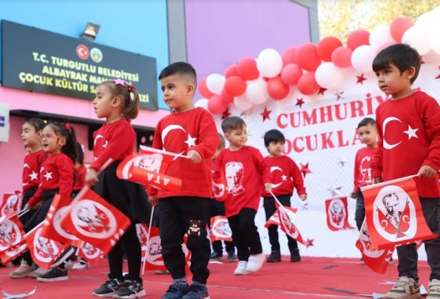 Ailelerimiz çocuklarına yeterli eğitimi gösteremiyor. Çocuklarımızın arasında eğitim anlamında adaletsizlik yaşanıyordu, biz bunları giderdiğimiz için ve hala Türkiye'de tek olduğumuz için gerçekten gurur duyuyoruz. Gazi Mustafa Kemal Atatürk ve silah arkadaşları çok güzel bir vatan armağan etti. Kürdüyle, Türküyle, Çerkeziyle, Lazıyla gerçekten o onurlu mücadeleyi yaptılar ve vatanımızı düşman işgalinden kurtardılar.
