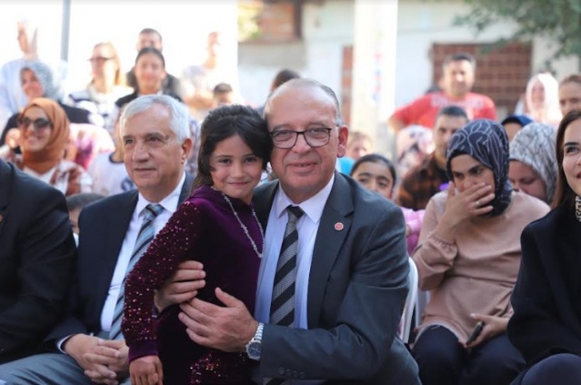 Turgutlu Belediyesinin okul öncesi eğitimi ve üç öğün beslenme programını ücretsiz vererek Türkiye’de bir ilke imza attığı Albayrak Mahallesi ve Mustafa Kemal Mahallesi Çocuk Kültür Sanat Merkezlerinde 29 Ekim Cumhuriyet Bayramı coşkusu yaşandı. Merkezlerde eğitim gören minik öğrenciler, Cumhuriyet Bayramı’nın 101. yılına özel gösterilerini sundu.