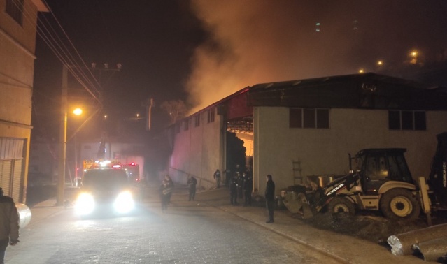 Manisa Büyükşehir Belediyesi ve Demirci Belediyesine ait iş makineleri ile fabrika içerisinde bulunan halı dokumada kullanılan malzemeler vatandaşların da yardımı ile dışarıya çıkarıldı.