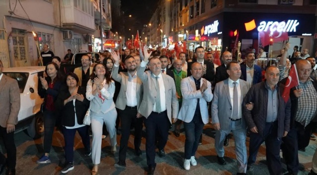 Yunusemre’nin en büyük mahallesi olan Muradiye’de cumhuriyet coşkusu doruğa ulaştı. CHP Yunusemre İlçe Başkanlığı Muradiye Komisyonu’nun düzenlediği yürüyüşe Yunusemre Belediye Başkanı Semih Balaban, CHP Yunusemre İlçe Başkanı Mehmet Arslan,  Belediye Başkan Yardımcıları, meclis üyeleri ve yüzlerce vatandaş katıldı. Muradiye Meydanı’na ellerinde bayrak ve meşalelerle yürüyen Başkan Balaban, vatandaşlarla sohbet ederek fotoğraf çektirdi.