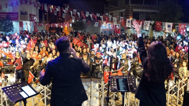 Yürüyüş sonrasında Muradiye Meydanı’nda Yunusemre Kent Orkestrası ve Anjio Grubu sahne aldı. Söylenen şarkılarla cumhuriyet coşkusu doruğa ulaşırken; Muradiyeli vatandaşlara seslenen Belediye Başkanı Balaban, “Kalbimizde Ulu Önderimiz Mustafa Kemal Atatürk'ün özlemiyle bize emanet edilen Cumhuriyet’in ilelebet bekçileri olmaya devam edeceğiz” dedi.