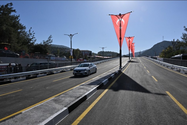 “OSB Başkanı Türek; “Bölge trafiğini büyük ölçüde rahatlatacaktır”
Cumhuriyetin 101’inci yılı olduğunu belirten Manisa Organize Sanayi Bölgesi Başkanı Sait Türek, “Manisa’mız hızla büyüyen ve gelişen sanayisi ile birlikte Ege Bölgesi’nin diğer şehirleri ile ulaşımın adeta kavşağı konumuna gelmiştir. Kurumlar arası işbirliğinin çok güzel örneğinin sergilendiği bu projenin başından bu yana bin bir özveri ile çalışan Büyükşehir Belediye’miz ve Organize Sanayi Bölge’mizin personelleri ile müteahhit firmaların çalışanlarına çok teşekkür ediyorum. Açılışını yapacağımız bu kavşak şehir merkezimiz, Organize Sanayi Bölge’miz, İzmir ve Manisa çevre yolu ile olan bağlantısı sayesinde stratejik bir öneme sahiptir. İlk araç geçişini gerçekleştireceğimiz bu kavşak, Organize Sanayi Bölge’mizin İzmir ve Manisa bağlantılarında yaşanan trafik yoğunluğuna çözüm sunacak ve bölge trafiğini büyük ölçüde rahatlatacaktır. Böylece hem sanayimizin hem de şehrimizin ulaşım altyapısı daha da güçlenecektir. Darısı yıllardır bir türlü yapılamayan Gediz Kavşağı’nın başına” ifadelerini kullandı.