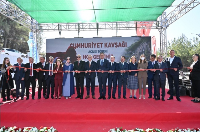 Vali Özkan; “Örnek teşkil edecek bir proje”
Manisa Valisi Vahdettin Özkan ise Cumhuriyetin 101’inci yılında katmerli bir bayram yaşandığını ifade etti. Vali Özkan, “Şehrimizin, sanayinin çokça talep ettiği böyle bir kavşağa kavuşmamız sevincimizi pekiştirdi. Ben de bu sevinci yürekten paylaşıyorum. Manisa’ya kısa bir süre önce geldim ama gerçekten çalışkan insanlarıyla bereketli bir iklim atmosferi oluşturuyorlar. Bu kavşağın açılması da bunun bir tezahürü. Hem Büyükşehir Belediye’mizin hem de Organize Sanayi’deki iş adamlarımızın işbirliğiyle çok güzel örneklik teşkil edecek bir projeyi hep beraber müşahede ediyoruz. Bu güzel hizmete vesile olan Büyükşehir Belediye’mize, Organize Sanayi’nin tüm katkı sunan isimlerine teşekkür ediyorum” şeklinde konuştu.