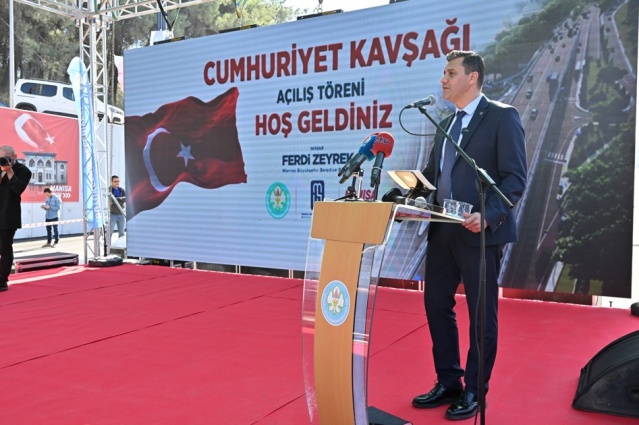 Cumhuriyet Kavşağı’ndan ilk geçiş yapıldı 
Konuşmaların ardından Cumhuriyet Kavşağı’nın açılış kurdelesi kesildi. Ardından kavşaktan ilk araç geçişi gerçekleşti. Manisa Büyükşehir Belediye Başkanı Mimar Ferdi Zeyrek’in kullandığı araçta Vali Vahdettin Özkan, OSB Başkanı Sait Türek ve önceki dönem Büyükşehir Belediye Başkanı Cengiz Ergün yer aldı.