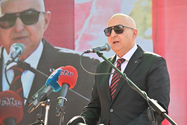 Başkan Zeyrek; “Manisa’mıza kazandırılmış çok önemli bir proje”
Manisa Büyükşehir Belediye Başkanı Mimar Ferdi Zeyrek de Cumhuriyet Kavşağı’nın ikinci yüzyılın ilk Cumhuriyet Bayramı’nda Manisa’ya kazandırıldığını belirtti. Başkan Zeyrek, “Manisa’mdaki trafik her geçen gün çekilmez hale geliyor. Öncelikle Cumhuriyet Kavşağı’mız bu trafiğe bir çözüm olacaktır. Arkasından yapılmakta olan Gediz Kavşağı ve sonrasında Devlet Hastanesi ve Muradiye Kavşağı’nın da çalışmalarına bir an önce başladığımızı bildirmek isterim. Cumhuriyet Kavşağı Organize Sanayi Bölgesi ile Manisa Büyükşehir Belediyesi’nin uyuşması ile birlikte yapılmış ve Manisa’mıza kazandırılmış çok önemli bir projedir.  Bunun devamının da geleceğini ümit ediyorum. Ekim ayı meclisimizde OSB ile birlikte yaptığımız kavşağın adını ‘Cumhuriyet Kavşağı’ koyma kararı aldık. Meclisimizde bu kararın alınmasında oy veren tüm meclis üyelerimize teşekkür etmek istiyorum” diye konuştu.