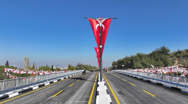 Manisa Büyükşehir Belediyesi ve MOSB işbirliğinde yapılan Cumhuriyet Kavşağı, ikinci yüzyılın ilk Cumhuriyet Bayramı’nda açıldı. Manisa Büyükşehir Belediye Başkanı Mimar Ferdi Zeyrek, Cumhuriyet Kavşağı’nın bölgede yaşanan trafiğe çözüm olacağını belirtti. Başkan Zeyrek, “Büyüyen, gelişen Manisa’mda hem trafiğe hem ulaşıma çözüm bulmak bizim en öncelikli görevimizdir” dedi.
