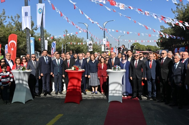 Manisa Büyükşehir Belediyesi ile Manisa Organize Sanayi Bölgesi (MOSB) işbirliğinde hayata geçirilen Cumhuriyet Kavşağı’nın yapımı tamamlandı. Manisa kent merkezi, OSB, İzmir ve çevreyolu bağlantısını sağlayacak olan kavşak, bölgede yaşanan trafik yoğunluğuna nefes aldıracak.Cumhuriyet Kavşağı, ikinci yüzyılın ilk Cumhuriyet Bayramı’nda düzenlenen törenle açıldı. Törene Manisa Valisi Vahdettin Özkan, Manisa Milletvekilleri Bekir Başevirgen ve Selma Aliye Kavaf, Manisa Büyükşehir Belediye Başkanı Mimar Ferdi Zeyrek, CHP İl Başkanı İlksen Özalper, Celal Bayar Üniversitesi Rektörü Prof. Dr. Rana Kibar, Manisa Büyükşehir Belediyesi Genel Sekreteri Burak Deste, MASKİ Genel Müdürü Talat Postacı, Manisa Organize Sanayi Bölgesi Başkanı Sait Türek,önceki dönem Manisa Büyükşehir Belediye Başkanı Cengiz Ergün, Belediye Başkanları, sivil toplum örgütlerinin temsilcileri ile yurttaşlar katıldı.