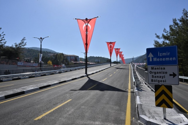 “Cumhuriyeti’mizi korumak ve yarınlara aktarmak en önemli görevimiz”
Ulaşımda yeni bir dönemin başlayacağını dile getiren Başkan Zeyrek, “1 Kasım itibariyle artık ne durakta bekleyen araçlar ne de otobüs durağında bekleyen bir vatandaşımızın kalmaması adına yeni bir döneme daha imza atıyoruz. Büyüyen, gelişen Manisa’mda hem trafiğe hem de ulaşıma çözüm bulmak bizim en öncelikli görevimizdir. Bu kavşağın yapımında öncülük eden Organize Sanayi Bölgesi Başkanımız Sait Türek’e, önceki dönem Belediye Başkanımız Cengiz Ergün’e ve bu kavşakta emeği geçen tüm arkadaşların hepsinin emeğine sağlık. Bugün çok güzel bir gün. İkinci yüzyılımızın ilk Cumhuriyet Bayramı. Başkomutan Gazi Mustafa Kemal Atatürk’ün bizlere emaneti olan Cumhuriyeti’mizi korumak ve yarınlara aktarmak bizim en önemli görevimizdir. Bu kavşağın adını da ‘Cumhuriyet Kavşağı’ koyarak yarınlarımıza geçtiği her anda hatırlatmak istedik. Manisa’mızın trafiğine çözüm olacak olan bu kavşağın Manisa’ma hayırlı olmasını diliyorum” dedi.
