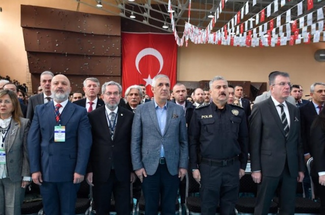 MASMEK Üniversite Öğrencilerin Taleplerini Alıyor
Kültür ve Sosyal İşler Dairesi Halk Eğitim Şube Müdürü Serap Gücüyen de “MASMEK kurslarımızla gençlerimize, yetişkinlerimize yönelik farklı alanlarda hizmet veriyoruz. Burada üniversite öğrencilerimizin de yoğun ilgisi var kurslarımıza. Onların bizden beklediği kursları öğrenmek istiyoruz. Talepleri hangi doğrultuda. Yardımcı olabileceğimiz alanlarda onların önünü açmak, istihdam olanaklarını artırmak için taleplerini dinleyeceğiz. Bilgilendirmelerimizi yapıyoruz. Şu an çok geniş bir yelpazede kurslar veriyoruz. 8 ana dal altında çeşitli branşlarımız var. Vatandaşlarımızdan gelen talepler doğrultusunda kurslarımızı açıyoruz” dedi.