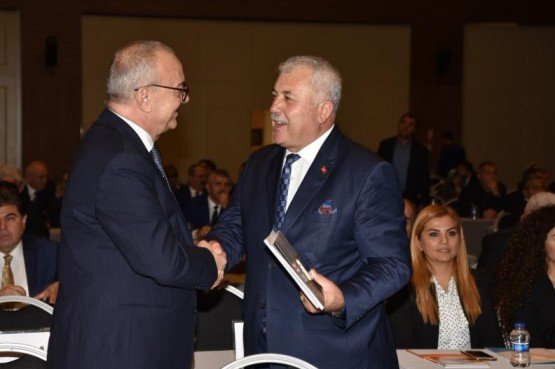 Milliyetçi Hareket Partisi, yaklaşan yerel seçimler öncesinde Genel Başkan Devlet Bahçeli başkanlığında genel merkez yönetimi, belediye başkanları ve teşkilatlarının katılımıyla Antalya’nın Serik ilçesinde toplantı düzenledi. Toplantıya Manisa Büyükşehir Belediye Başkanı Cengiz Ergün de, İl Başkanı Erkan Öztürk ve Salihli, Turgutlu, Kula, Selendi, Alaşehir ve Sarıgöl belediye başkanlarıyla birlikte katıldı.

Manisa Büyükşehir Belediye Başkanı Cengiz Ergün, MHP İl Başkanı Erkan Öztürk, Kula Belediye Başkanı Hüseyin Tosun, Selendi Belediye Başkanı Yasin Dumlupınar, Alaşehir Belediye Başkanı Ali Uçak, Sarıgöl Belediye Başkanı Necati Selçuk, Turgutlu Belediye Başkanı Turgay Şirin ve Salihli Belediye Başkanı Zeki Kayda ile birlikte MHP’nin Antalya'nın Serik ilçesi Belek turizm merkezinde düzenlenen İl Başkanları ve Belediye Başkanları Toplantısı’na katıldı. Cuma akşamı Manisa heyetiyle birlikte toplantının yapılacağı otele varan Başkan Ergün, parti teşkilatlarıyla birlikte MHP Genel Başkanı Devlet Bahçeli’yi karşıladı. Karşılamanın ardından düzenlenen yemek ve ardından çay molasında Genel Başkan Bahçeli ile bir araya gelen Başkan Ergün, Manisa’daki çalışmalar hakkında Bahçeli’yi bilgilendirdi.
Başkan Ergün’den Davetlilere Mesir Macunu
Toplantının yapıldığı 24 Kasım Cumartesi günü Manisa Büyükşehir Belediye Başkanı Cengiz Ergün, 81 il başkanı ve 129 belediye başkanına Manisa’yı tanıttı. Davetlilere mesir macunu ikram eden Başkan Ergün’ün ikramına, genel merkez yöneticileri, il başkanları ve belediye başkanları sıcak ilgi gösterdi.
Genel Başkan Bahçeli Partililere Hitap Etti
Toplantının açılışında 81 il başkanı ve 130 belediye başkanına hitap eden MHP Genel Başkanı Devlet Bahçeli, MHP'nin gücüne güç katarak yürüdüğünü, günden güne büyüdüğünü ve millete hizmet aşkıyla yükselmeye devam ettiğini söyledi. Hiçbir zafere kolay yollardan varılamayacağını vurgulayan Bahçeli, “Muzaffer bir ruhun ortaya çıkması da tesadüfi olamaz. Her zafer bedel ister, sabır ister, akıl ister, gönül ister, mücadele ve fedakarlık bekler. Kutlu bir mücadele esnasında, nefesi kesilenler, nefsine esir düşenler, dünyevi menfaatlere yenilenler çıkmıştır, bundan sonra da çıkmaları muhtemeldir. İnsanoğlu çiğ süt emmiştir, yanılması, yozlaşma akıntısına kapılıp yanlış istikametlere sürüklenmesi beklenmelidir. Geçmişin kuytu köşelerine şuurumuzun merceğiyle baktığımızda buna dair hazin ve hüzünle perçinlenmiş pek çok ibretlik misal verilebilecektir. Hesap yapanlarla hasbi davrananları, davanın omuzuna basanlarla davayı omuzlayanları tarif ve tefrik etmek zorunludur, mümkündür, elbette tecrübeyle sabittir. ‘Ben’ diyen, bencilliğe gömülen, dünyanın kendi çevresinde döndüğü zehabına aldanan, ben merkezli ve çıkar odaklı tutuma savrulan nice insan bu dünyadan gelip geçmiştir” diye konuştu.
“Cumhur ittifakı Türkiye'nin güvenlik zırhı”
Cumhurbaşkanlığı Hükümet Sistemi'nin mimarının Cumhur İttifakı olduğunu kaydeden Bahçeli, yeni sistemin yaşaması için bu ittifakın kazasız belasız yoluna devam etmesinin milli beka açısından mecburi olduğunu ifade etti. “Cumhur İttifakı Türkiye'nin güvenlik zırhıdır” diyen Bahçeli, “Cumhur İttifakı milli birlik ve dayanışma şuurudur. Cumhur İttifakı Türkiye'nin ta kendisi, Türk milletinin ruh köküdür. 15 Temmuz sonrası Yenikapı ruhuyla temeli atılan, 16 Nisan halk oylamasıyla çatısı örülen, 24 Haziran Seçimleriyle genişlik ve derinlik kazanan Cumhur İttifakı, Türkiye Cumhuriyeti'nin sistemsel açmaz ve ihtiyaçlarını telafi ederek muhasım odaklara set çekmiş, sur örmüştür. Cumhurbaşkanlığı Hükümet Sistemi, 95 yıllık Cumhuriyetimizi gelecek asırlara kuruluş esaslarına bağlı kalarak taşıma, daha da güçlendirme ve geliştirme amacına kilitlenmiştir. Yeni hükümet sisteminden geriye dönüş yoktur. Türkiye bütün meselelerini, bütün talep ve eksikliklerini yeni sistemin sunduğu imkanlar kapsamında çözüme kavuşturacaktır. Cumhur İttifakı bunu teminle hem tarihe hem de geleceğe karşı mesuldür. Ülke yönetiminin Cumhurbaşkanlığı Hükümet Sistemi'ne uygun teşkiliyle planlanan uyum süreci istikrarlı şekilde devam etmektedir” dedi.