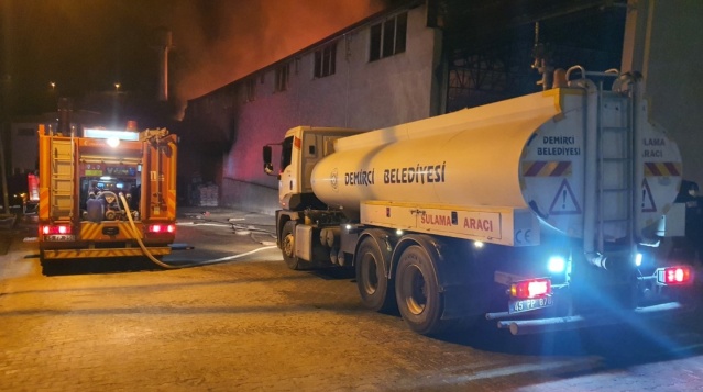 Yangın söndürme çalışmalarının güvenli bir şekilde yapılabilmesi içinde fabrikanın enerji bağlantısı elektrik firması ekiplerince kesildi.