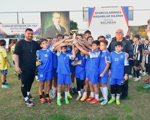 Yunusemre Belediyesi'nin 13 takımın katılımıyla düzenlediği 29 Ekim Cumhuriyet Bayramı Futbol Turnuvası'nda heyecan sona erdi.