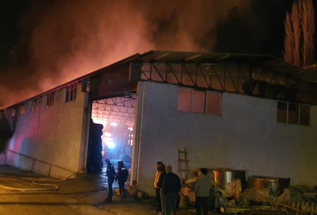 Ekiplerin yaklaşık 5 saat süren yoğun gayreti sonucunda yangın kontrol altına alınarak soğutma çalışmalarına geçildi.

Yangında içeride bulunan halılar, halı yapımında kullanılan malzemeler ve halı dokuma makineleri de zarar gördü.