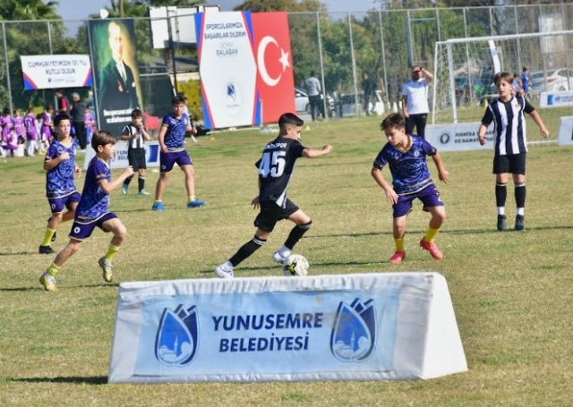 Yunusemre Belediyesi'nin 2013 yaş grubunda 13 takımın katılımıyla organize ettiği 29 Ekim Cumhuriyet Bayramı Futbol Turnuvası'nda kupalar sahiplerini buldu. Evrenos Kasap Emin Kaçar Altyapı Tesisleri'nde yapılan turnuva sonunda Manisaspor birinci, Yunusemre Belediyespor ikinci, Turgutlu Egespor üçüncü, Salihli Ankaspor dördüncü oldu.